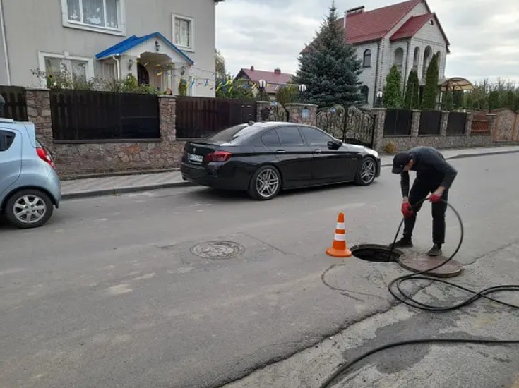 Мастер по канализации выполняет прочистку труб в Самаре